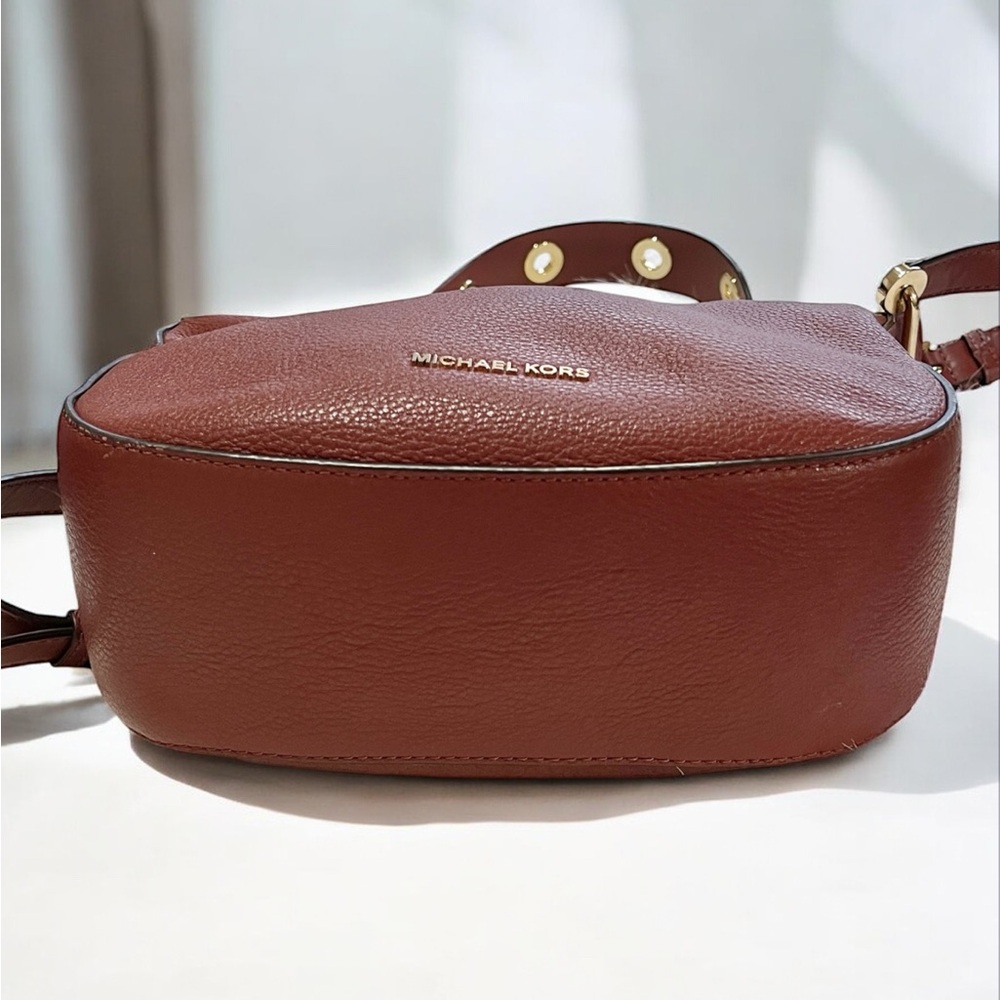 Michael Kors Raven Medium Leather Messenger Bag - Picture 3 of 13